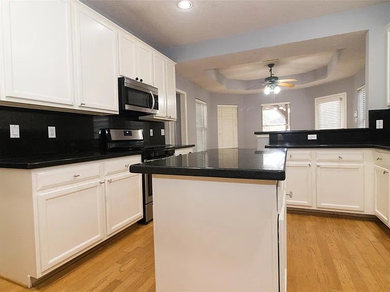 310 Cheddington Dr — Photo 7