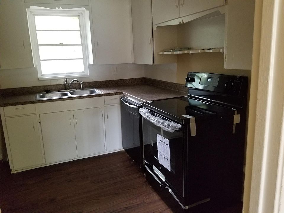 2nd image of 404 Dawson Cir