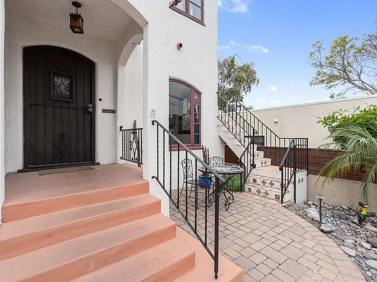 2615 Myrtle Ave — Photo 4