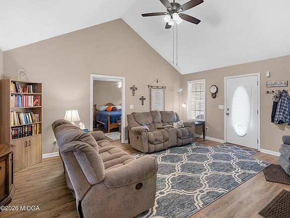 5th image of 502 Fescue St