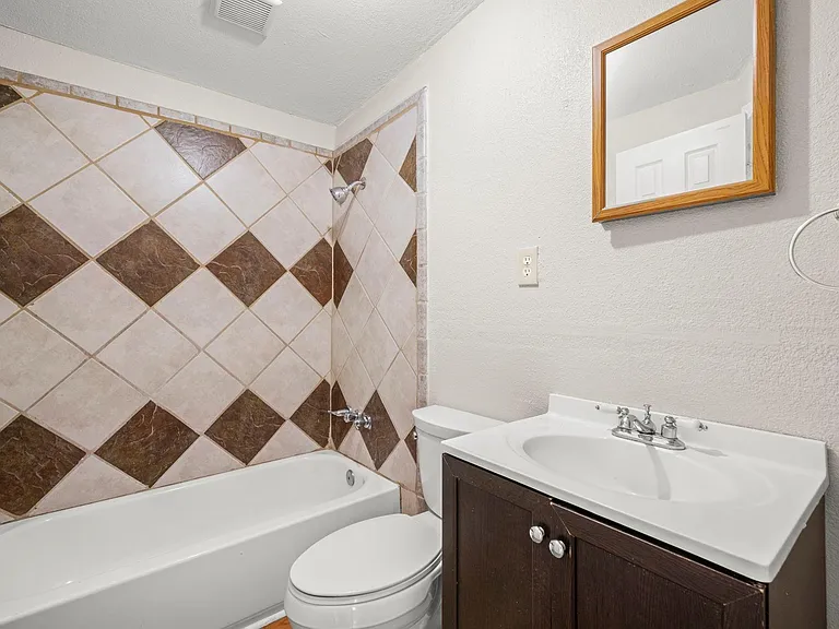 303 Linwood St #1/2 — Photo 14