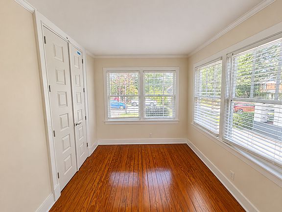 5th image of 915 Laurens St