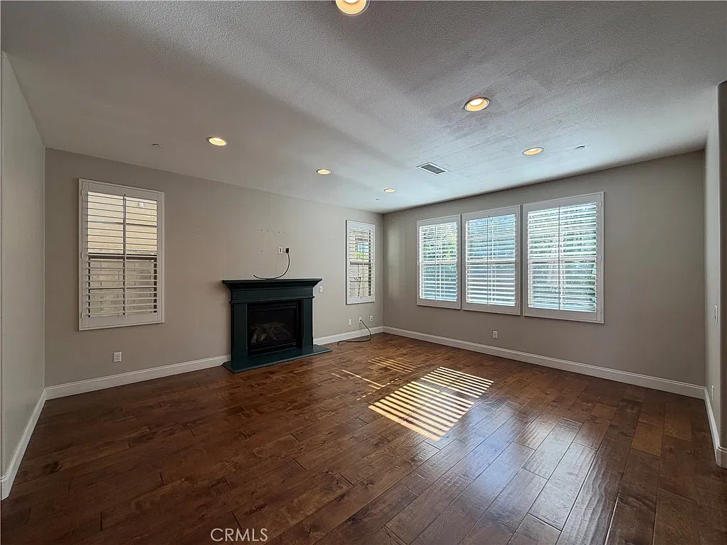 3 bed, 2.5 bath, 2332 sqft, $4,800 — Photo 4