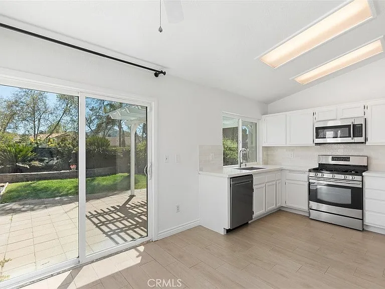 185 Cheshire Ln — Photo 3