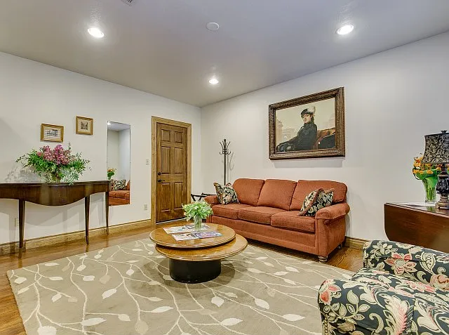 Claremont Apartments — Photo 20