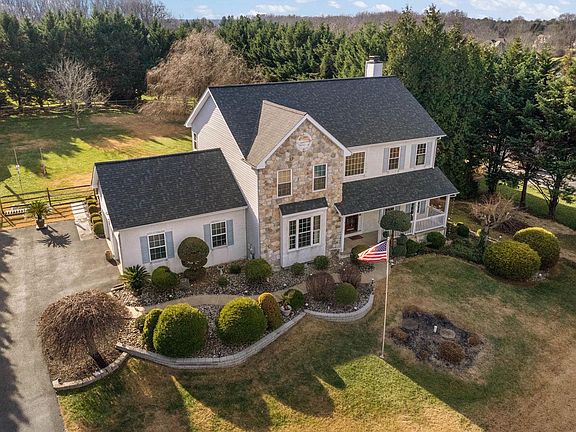3rd image of 109 Bakerfield Dr