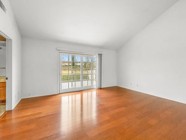 848 Devore Ave — Photo 14