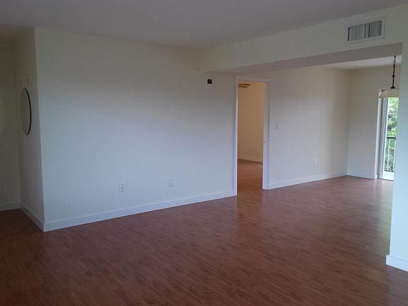 diningroom-entry to bedroom
