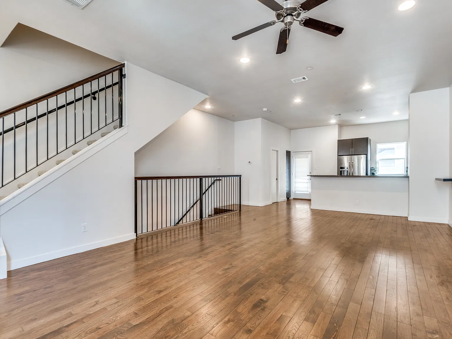 3 bed, 3.5 bath, 2022 sqft, $2,800 — Photo 1