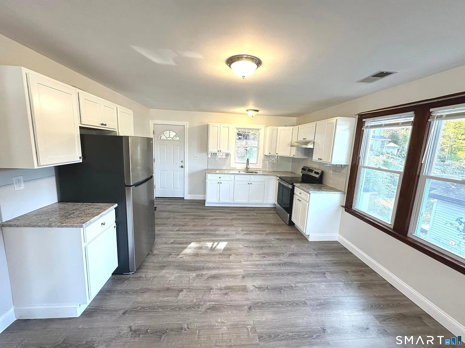 3 bed, 1.0 bath, 1296 sqft, $2,000 — Photo 2
