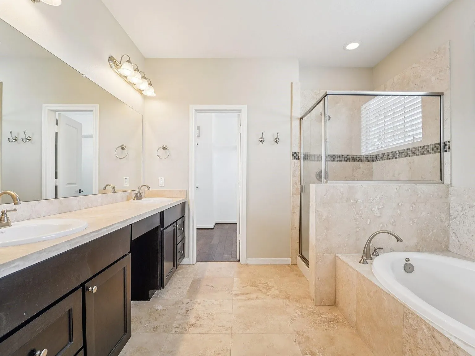 3 bed, 3.5 bath, 2073 sqft, $3,300 — Photo 3