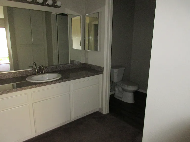 Las Flores Gardens Apartments — Photo 33