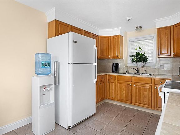 4th image of 29 Cowesett Ave APT 3