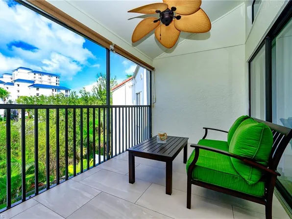 586 Beachwalk Cir, Naples, FL