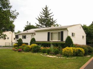 27 Melony Ave, Plainview, NY 11803