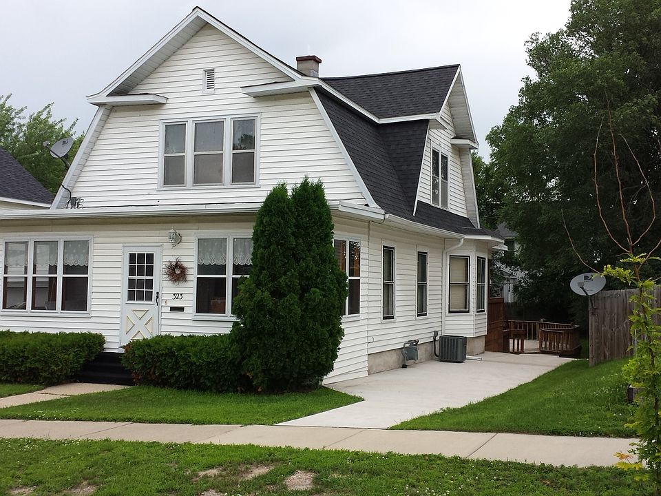 Home is located only 1 block from both the Junior & Senior High Schools!