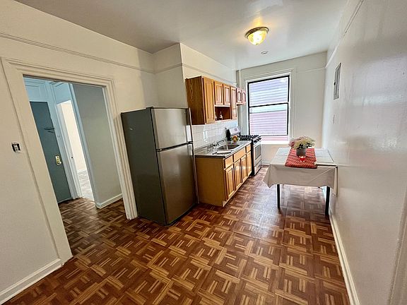 2nd image of 850 Faile St #2