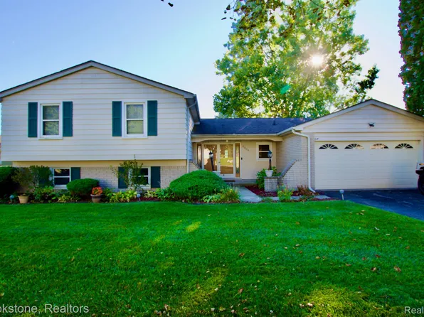 5009 Shoreline Blvd, Waterford, MI 48329