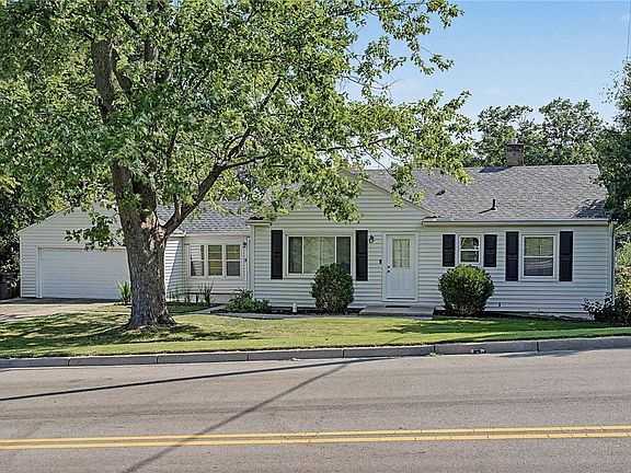 4th image of 650 S Elm St