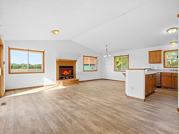 5th image of 410 Camelia Dr