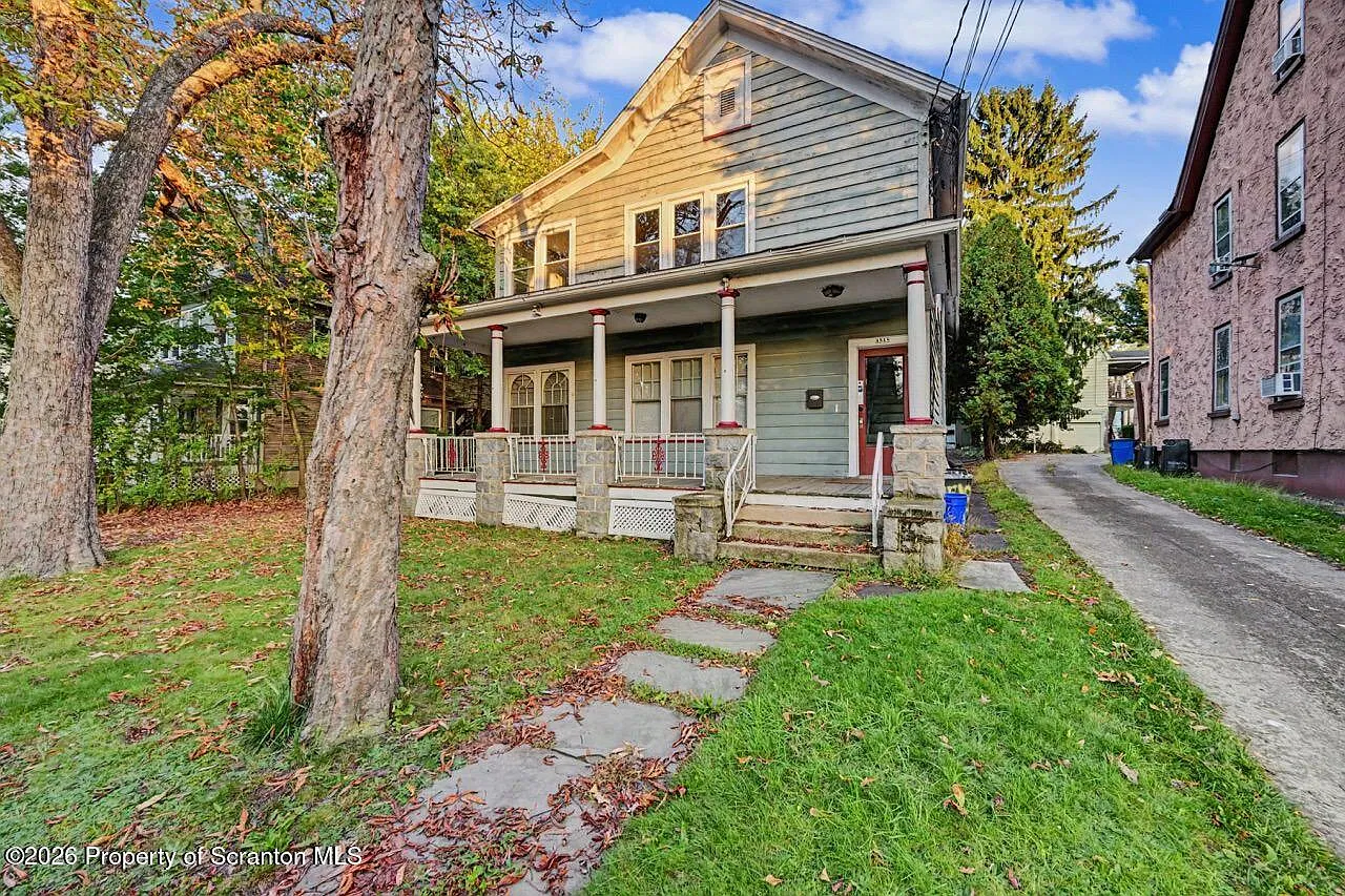 3 bed, 1.0 bath, 1628 sqft, $1,900 — Photo 1