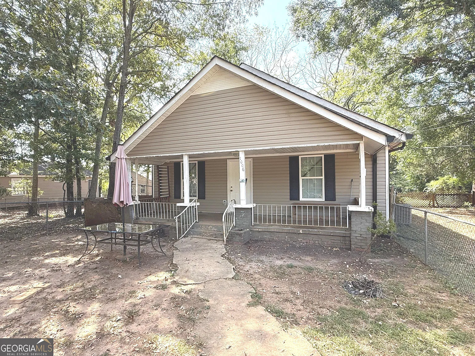 4 bed, 2.0 bath, 1830 sqft, $1,500 — Photo 1