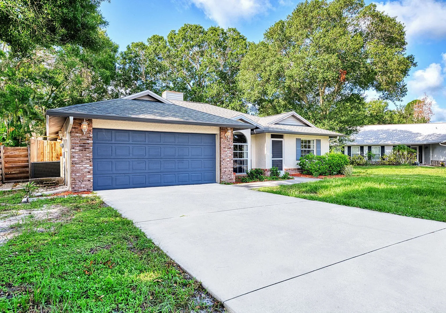 Stunning 3 Bedroom, 2 Bathroom, 2 Car Garage Home Located In The Highly Sought After Briarwood Co... — Photo 2