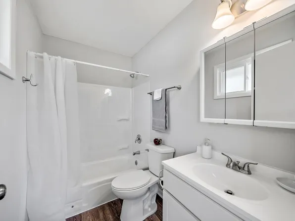 2320 20th St APT 9, Zion, IL 60099