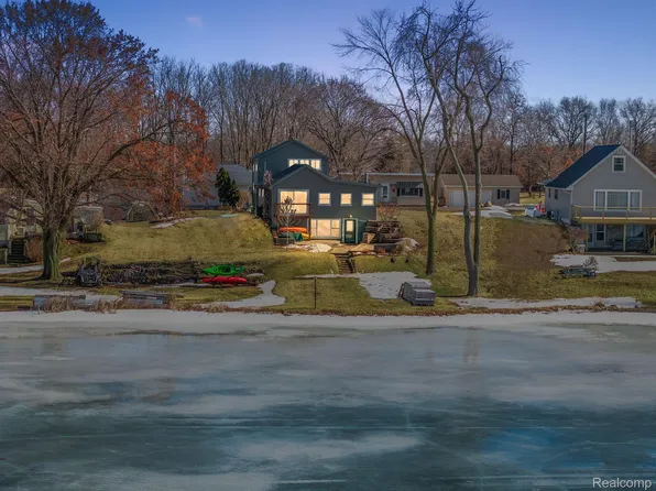 222 Ackerson Lake Dr, Jackson, MI 49201