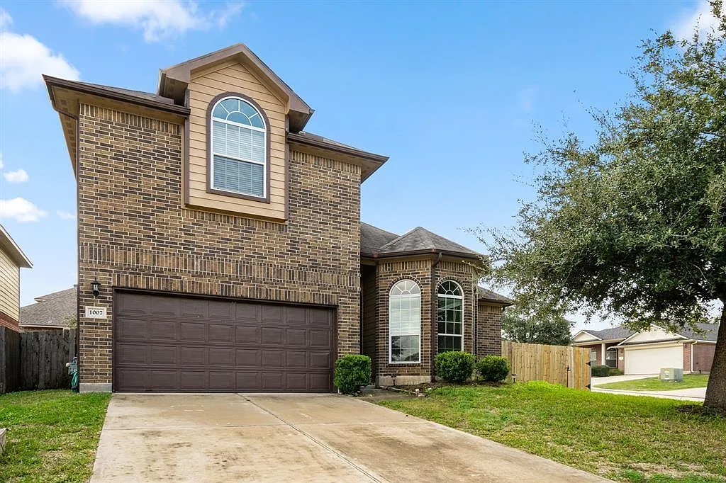 4 bed, 2.5 bath, 2112 sqft, $1,950 — Photo 2