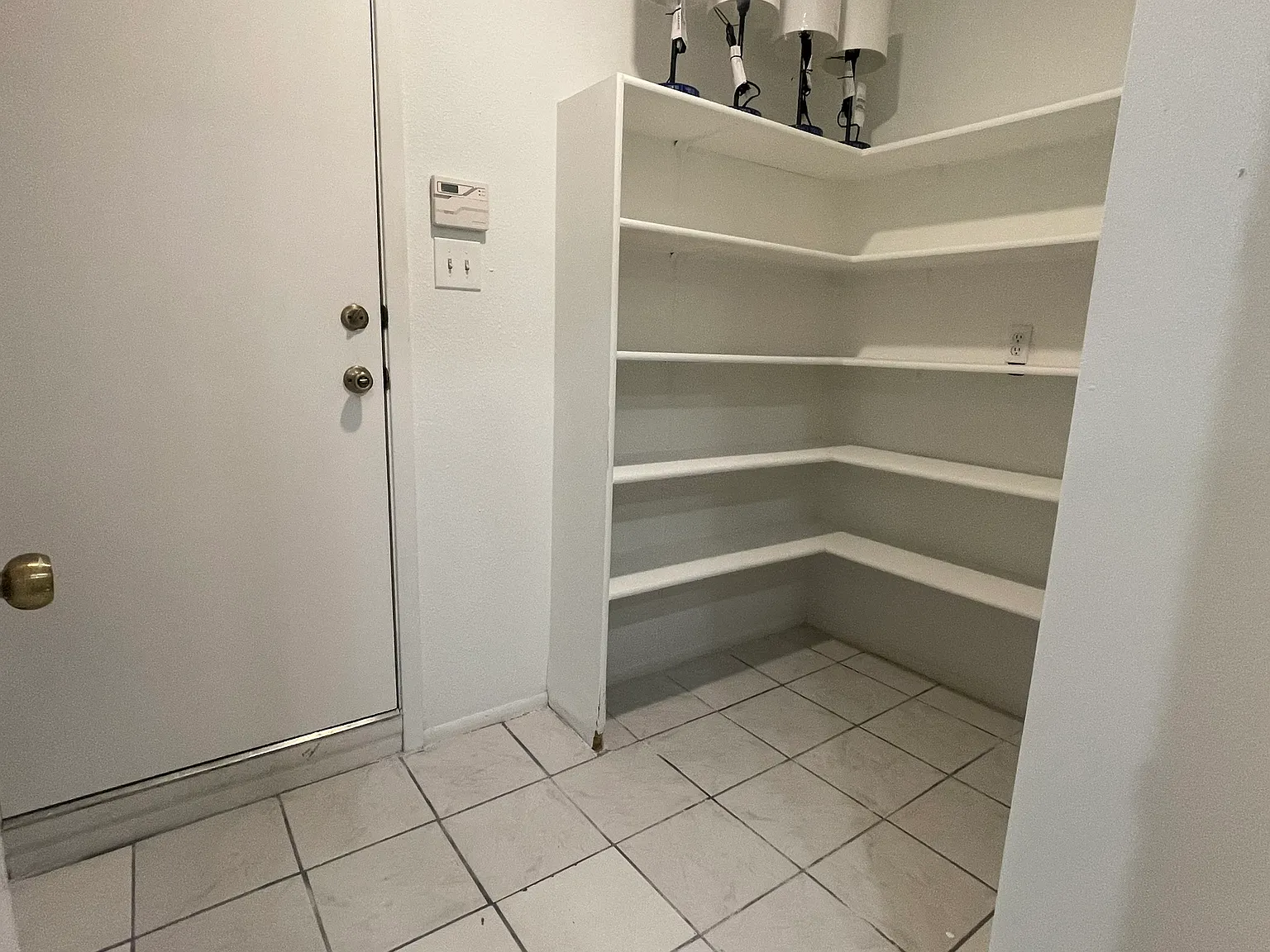 4 bed, 2.5 bath, 2380 sqft, $4,400 — Photo 4