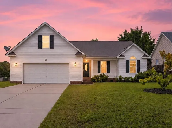 1466 Thoroughbred Trl, Parkton, NC 28371