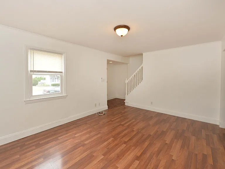 3-11 Lyons Ave — Photo 2