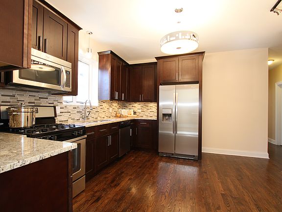 5th image of 7533 S King Dr