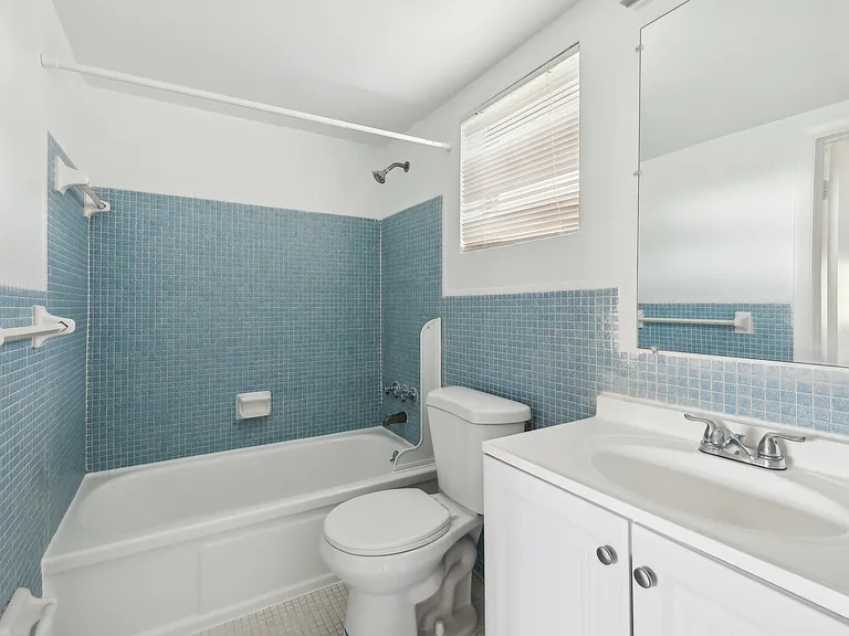 Esquire Apartments — Photo 32