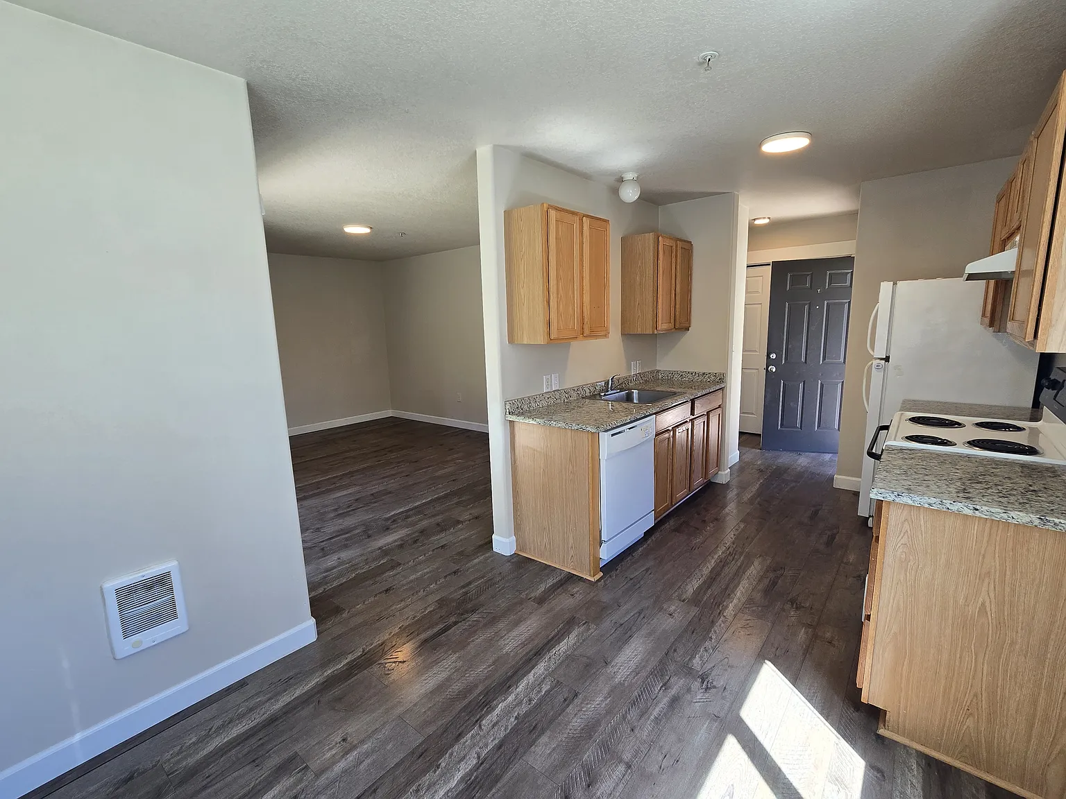 251 Pioneer Dr — Photo 3