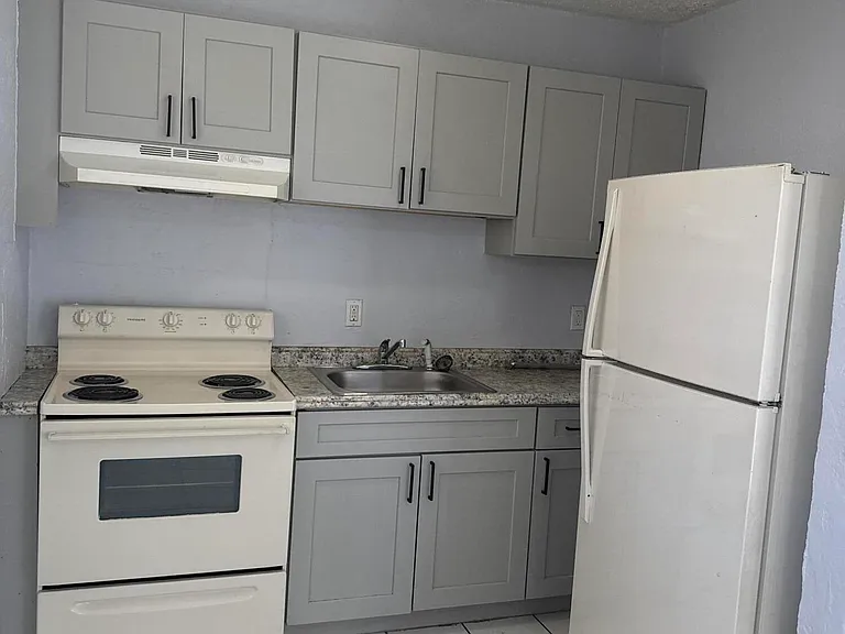 720 SW 7th St #4 — Photo 3