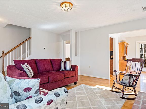 3rd image of 105 Columbia Cir