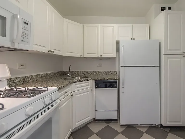 420 E 80th St #4I — Photo 4