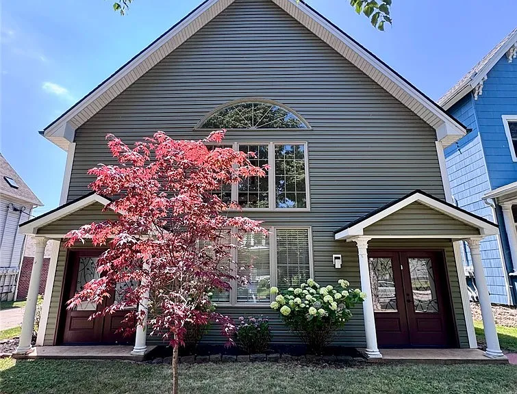 762 Columbus Pkwy — Photo 1