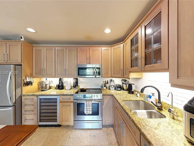 530 NE 15th Ct #7 — Photo 21