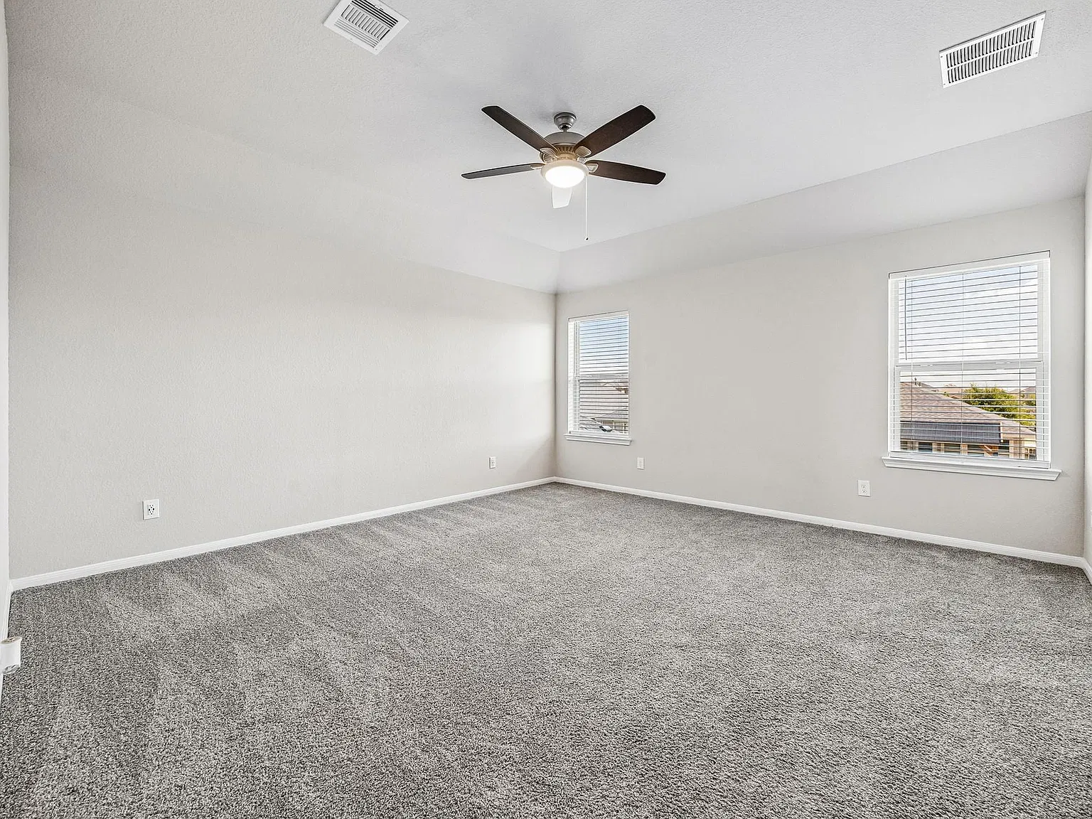 4 bed, 2.5 bath, 2272 sqft, $2,200 — Photo 4