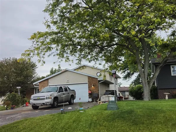 3028 Sunrise Dr, Crown Point, IN 46307