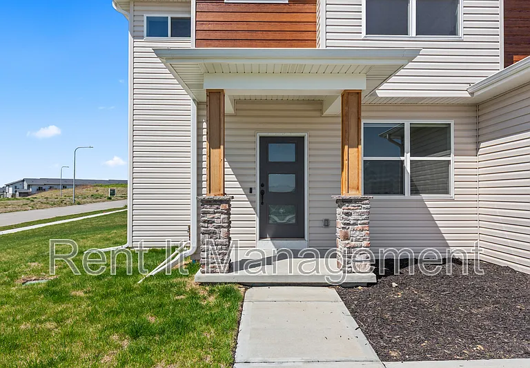 6910 Stony Point Dr — Photo 2