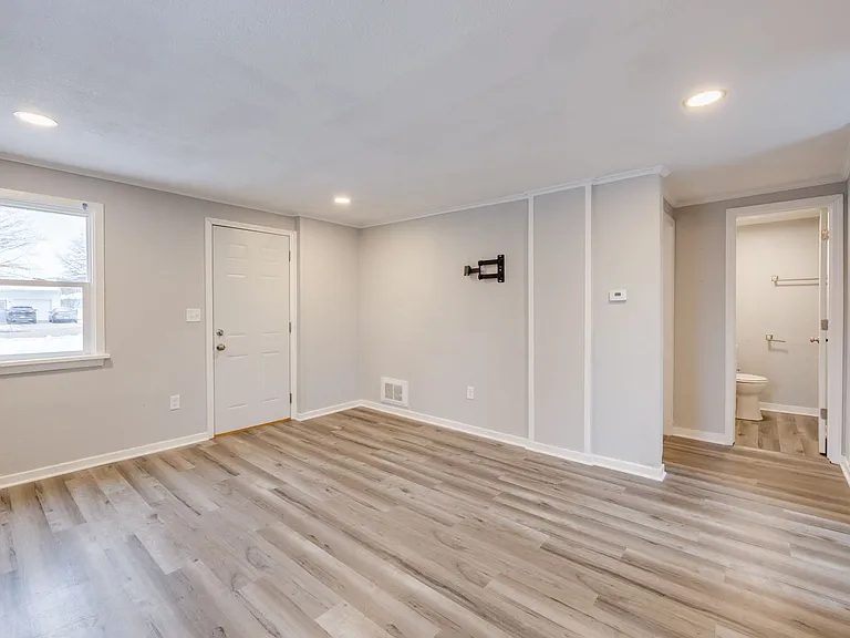 557 E Division St — Photo 9
