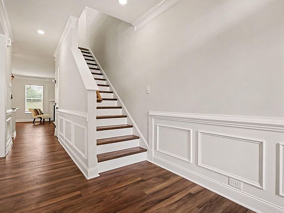 4th image of 90 Bourne Dr