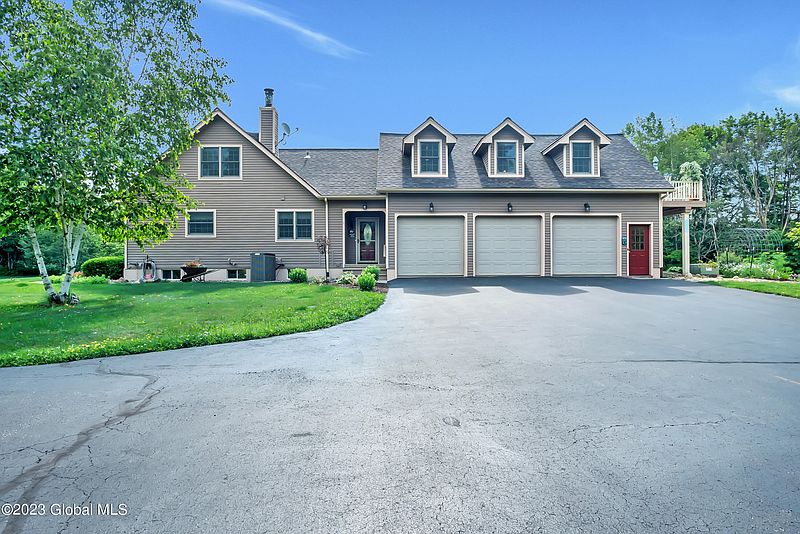 3rd image of 1563 1/2 Division Street