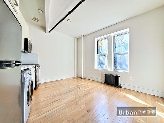 2nd image of 975 Washington Ave APT 1C