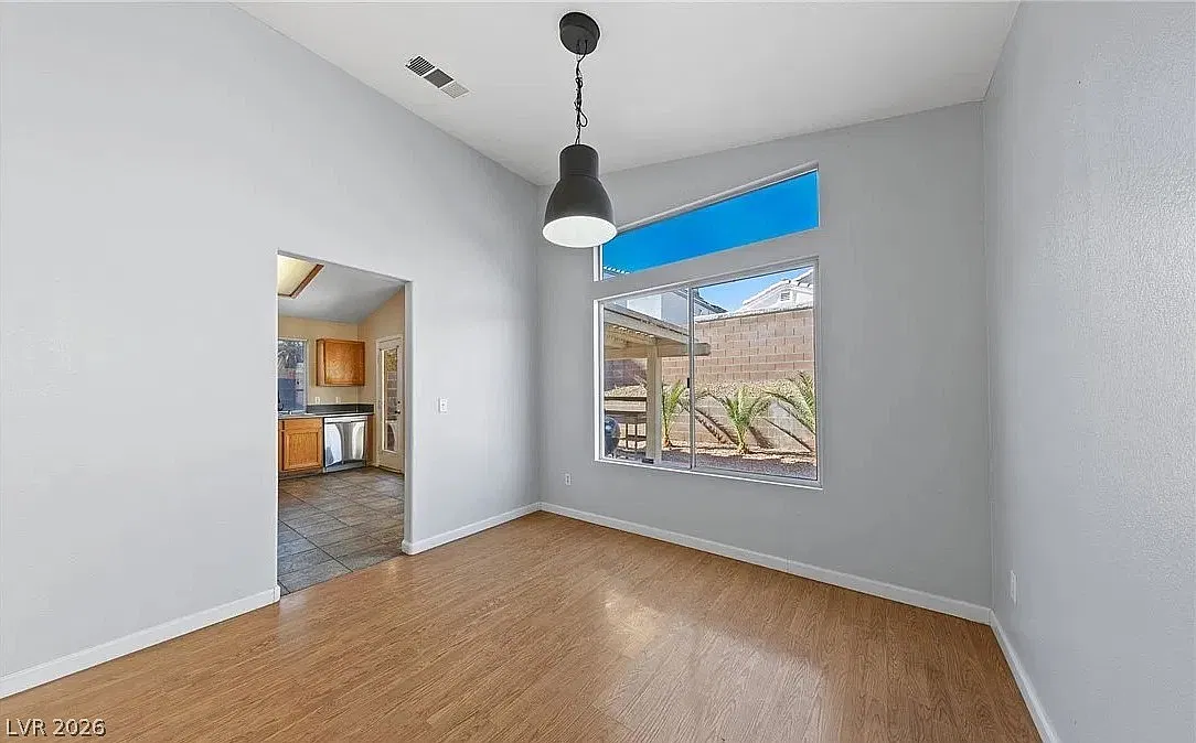 3 bed, 2.0 bath, 1322 sqft, $1,800 — Photo 3