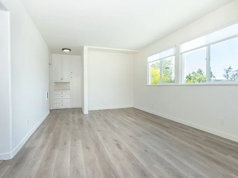 2078 1/2 Garnet Ave — Photo 3